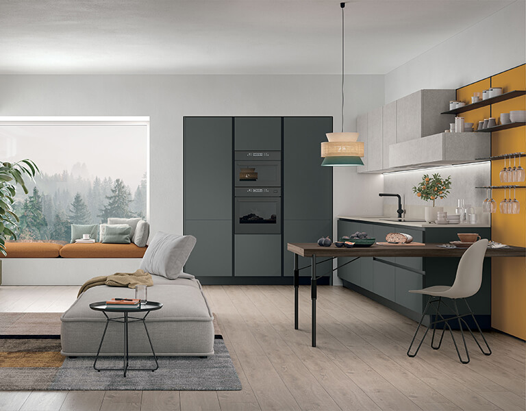 Cucina in mansarda: soluzioni per soffitti bassi e spazi irregolari