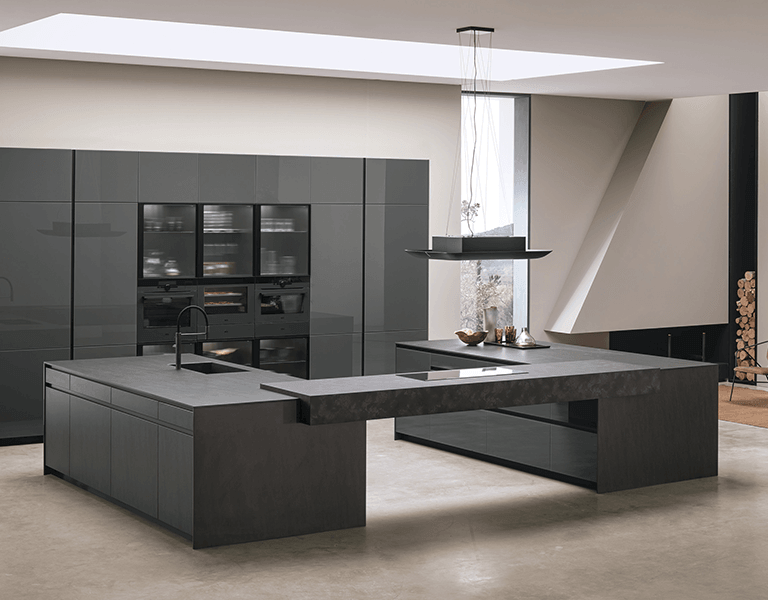 Cucine dark luxury: toni scuri, luci calde e finiture metalliche
