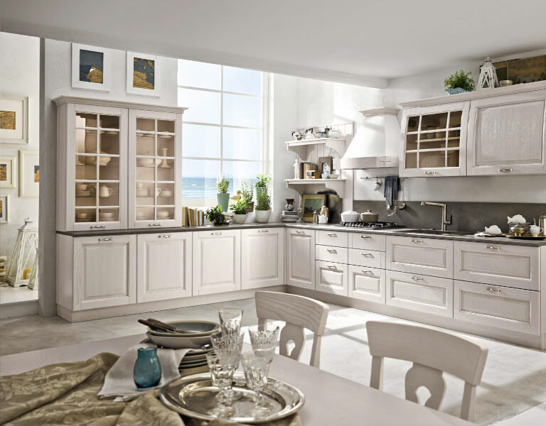 Cucine in stile mediterraneo: materiali naturali e colori del mare